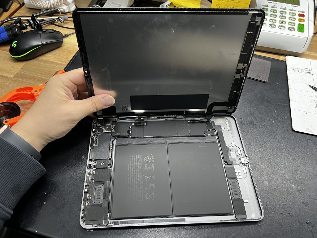 A scene of separating the screen to repair the bent iPad Air 4.
