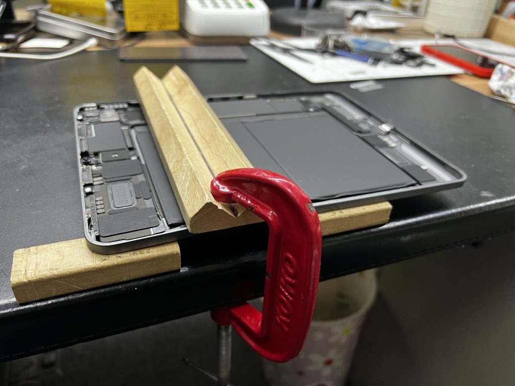 A scene of straightening the bent part of the iPad Air 4.