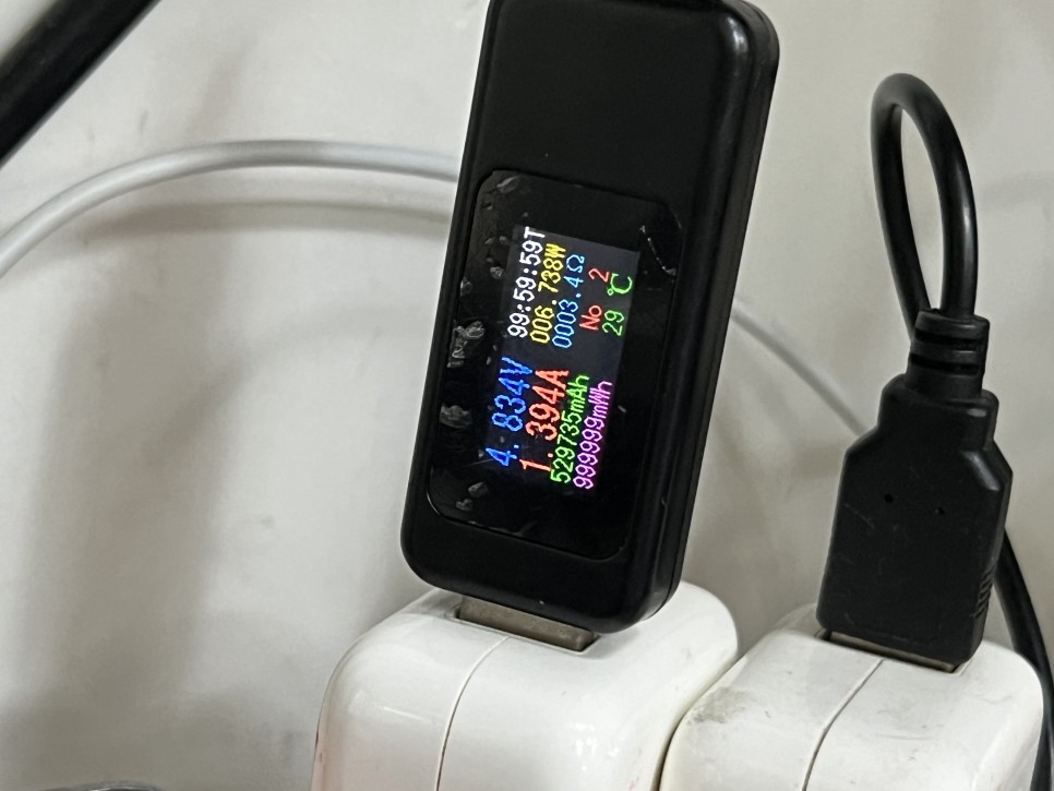 전원안켜지는 아이패드프로 3세대 11인치 불량칩 교체 후, USB테스터를 통해서 전류흐름 측정결과 정상범위를 보여주는 모습