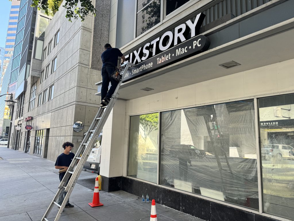 엘에이 아이폰수리점 FIXSTORY 간판올림